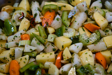 Bunte Gemüsepfanne mit Kräutern und Gewürzen