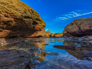 Fototapeta premium 岩場の水面に映る空