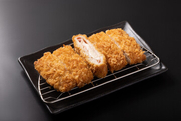 鶏むね包み揚げ（ハム＆チーズソース）