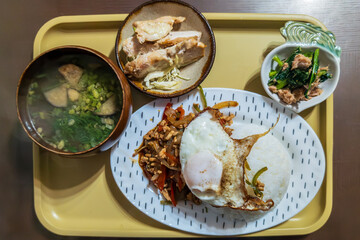 和食とエスニック料理の彩りプレート