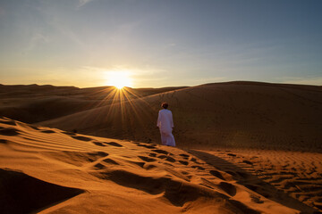 Omani im Sonnenuntergang in der Wüste von Oman