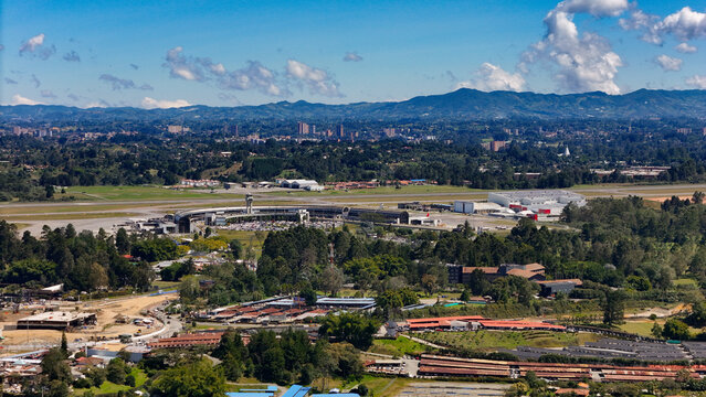 Foto a&eacute;rea en el sector de Sajonia, Rionegro, Colombia; cerca al aeropuerto Jos&eacute; Mar&iacute;a Cordova y al t&uacute;nel de Oriente que comunica a Medell&iacute;n con el terminal a&eacute;reo.