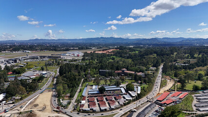 Foto a&eacute;rea en el sector de Sajonia, Rionegro, Colombia; cerca al aeropuerto Jos&eacute; Mar&iacute;a Cordova y al t&uacute;nel de Oriente que comunica a Medell&iacute;n con el terminal a&eacute;reo.
