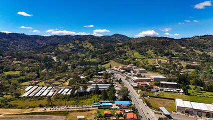 Foto aérea en el sector de Sajonia, Rionegro, Colombia; cerca al aeropuerto José María Cordova y...