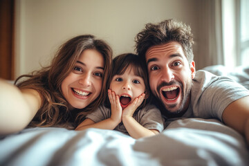 Familia feliz diviritiéndose en casa. Selfie divertido en interior. Momentos divertidos en familia. 
