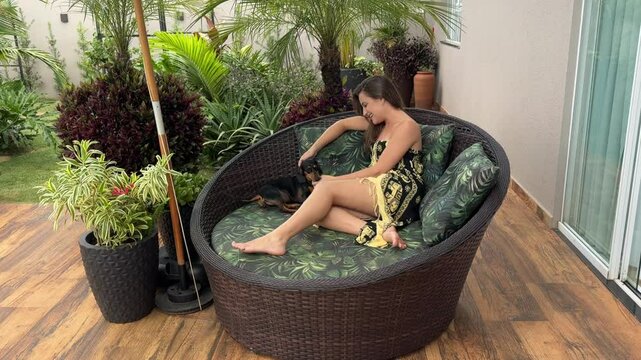Mulher ao ar livre com cachorros dom&eacute;sticos 