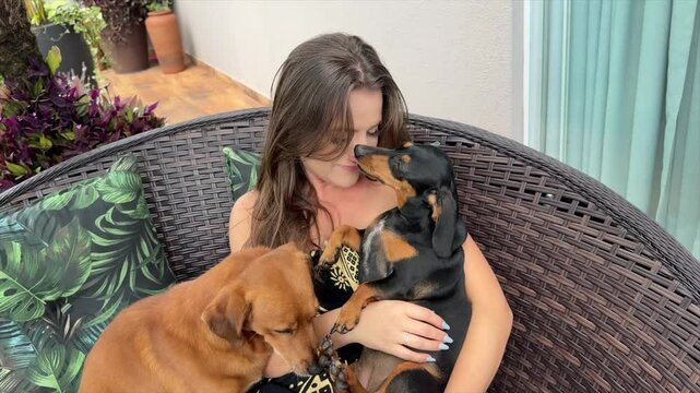 Mulher ao ar livre com cachorros dom&eacute;sticos 