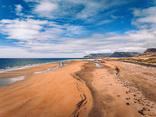 Plage de sable doré dans les fjords de l’Ouest en Islande