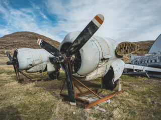 Moteurs et hélices d’un avion abandonné en Islande, vestige d’une époque révolue