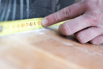 Measuring wood with precision using a tape measure