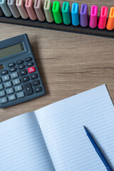 Bureau avec cahier stylo et calculatrice, comptabilité, calculs, financement, compte