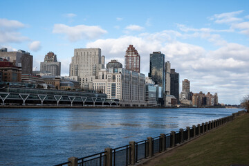 Naklejka premium A city skyline with a river running through it