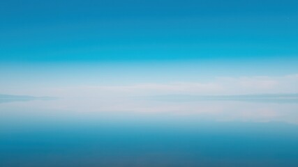 Obraz premium Serene waters reflecting a vibrant azure sky, a minimalist landscape