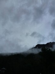 Montaña rodeada de nubes y niebla
