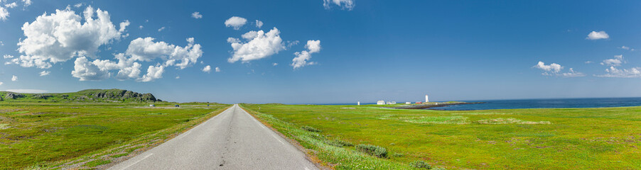 Fylkesvei 890 beim Leuchtfeuer Kj&oslash;lnes fyr im Norden Norwegens auf der Varangerhalbinsel bei Berlev&aring;g