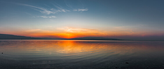 Sonnenuntergang im Abendrot auf der Insel Reichenau im Bodensee in Deutschland