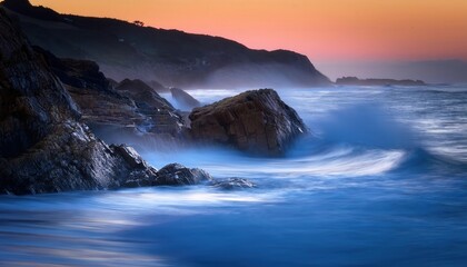 Obraz premium Breathtaking summer sunset over crashing waves and rocky shoreline