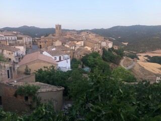 Fototapeta premium Alrededores de Cuenca, casas colgantes, arcos y detalles arquitectónicos.
