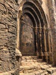 alrededores de Orés y Asín  puerta de iglesia 