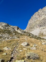 Ibon y lago de montaña entre el pirineo Frances y el pirineo aragonés
