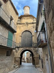Valderrobres y Calaceite , comarca del Matarraña, casco viejo, iglesia, fachada y detalles de la calle