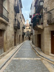 Calaceite , comarca del Matarraña, casco viejo, iglesia, fachada y detalles de la calle