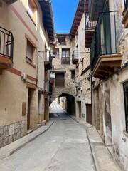 Calles y edificios de un suelo del Matarraña, Calaceite o Valderobres