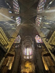 Obraz premium Puertas, techos y fachada de la catedral de León. Visita guiada. Catedral cristiana España
