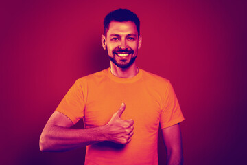 Obraz premium Happy man showing thumbs-up in neon light