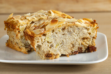 Cake with oat flakes, banana and almond flakes