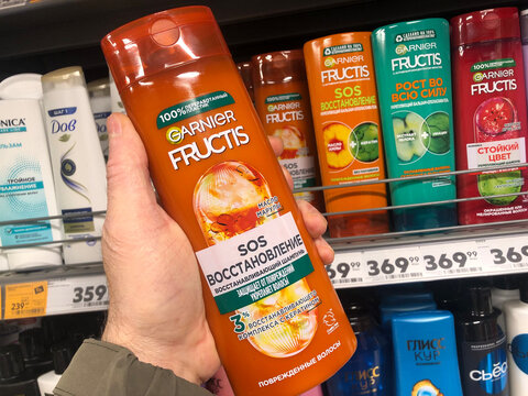 A customer holds Fructis hair shampoo in a store. Russia, Moscow 28.01.2025.
