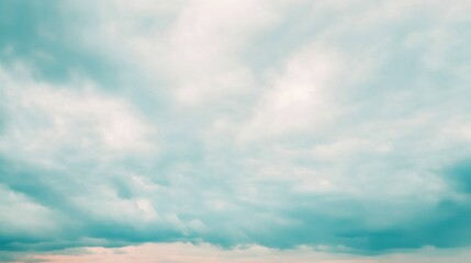 Naklejka premium Tranquil cloudy sky and soft pastel horizon for calming background and nature themes
