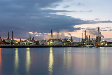 四日市工場朝景