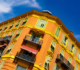 Bâtiment niçois ocre