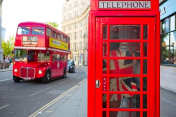 Giubbotto Union Jack, cabina londinese e bus double decker