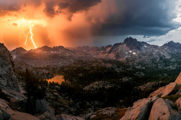 Naklejka premium Thunderous Sunset: Nature’s Dramatic Showcase