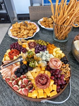 frios, queijos, uvas e nozes