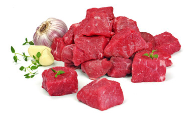 Gulasz wołowy z dodatkami na białym tle © Jolaya