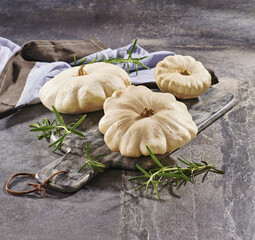 Patisony na desce z ziołami © Jolaya