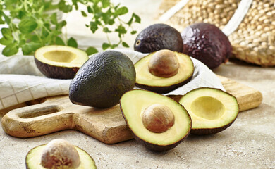 Kompozycja awokado hass na stole © Jolaya