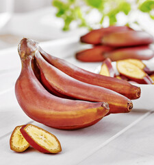 Zdrowe czerwone banany © Jolaya