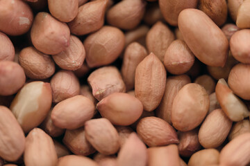 Obraz premium Peanuts still in their natural shells are beautifully piled together for display