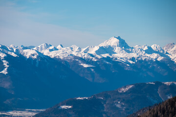 Obraz premium Snow-capped peaks of majestic Carnic Alps seen from mountain peak Tscheckelnock, Carinthia, Austria. Dramatic mountainous range. Winter wonderland landscape. Wilderness, Austrian Alps. Clear blue sky