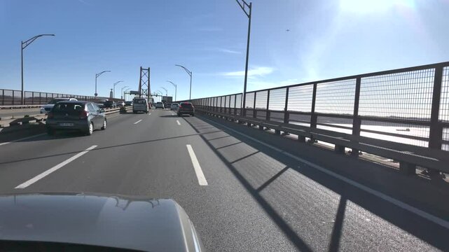 ponte 25 de abril Lisboa, rio tejo, carros, transito