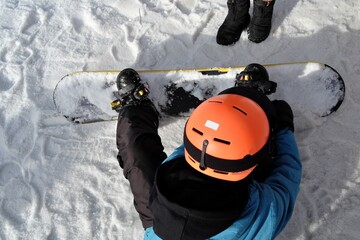 młody chłopak ze snowboard
