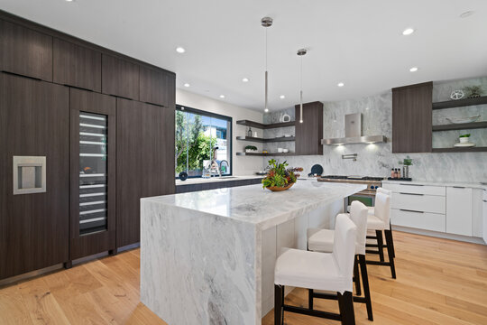 Capture Newport Beach luxury with stunning real estate photography. High-quality images showcase homes beautifully, perfect for listings, marketing, and Shutterfly prints.