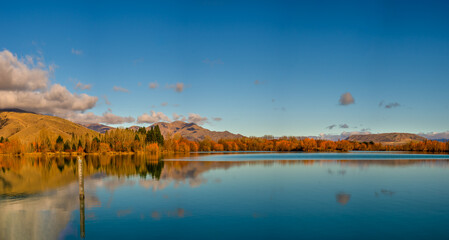 Obraz premium View of Wairepo arm , and its vibrant autumn colour at a body of Lake Ruataiwha, Twizel