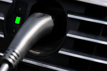 E-auto mit Stecker eingesteckt Detail Anschluß E Auto Laden und Aufladen