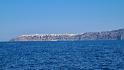 Santorini: A Stunning Blend of Volcanic Caldera and Beautiful Beaches 🌋🏝️🌊