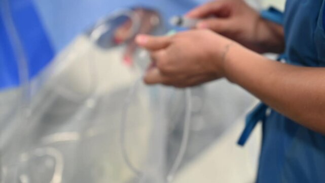 Enfermeros trabajando en un quirofano de un hospital, se realiza una cirugia con doctores, close up de equipo m&eacute;dico